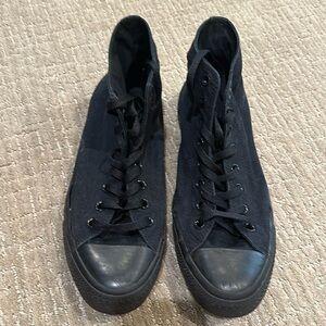 like new! Converse unisex top sneaker. black upper, black sole, mens sz 11/wmn13